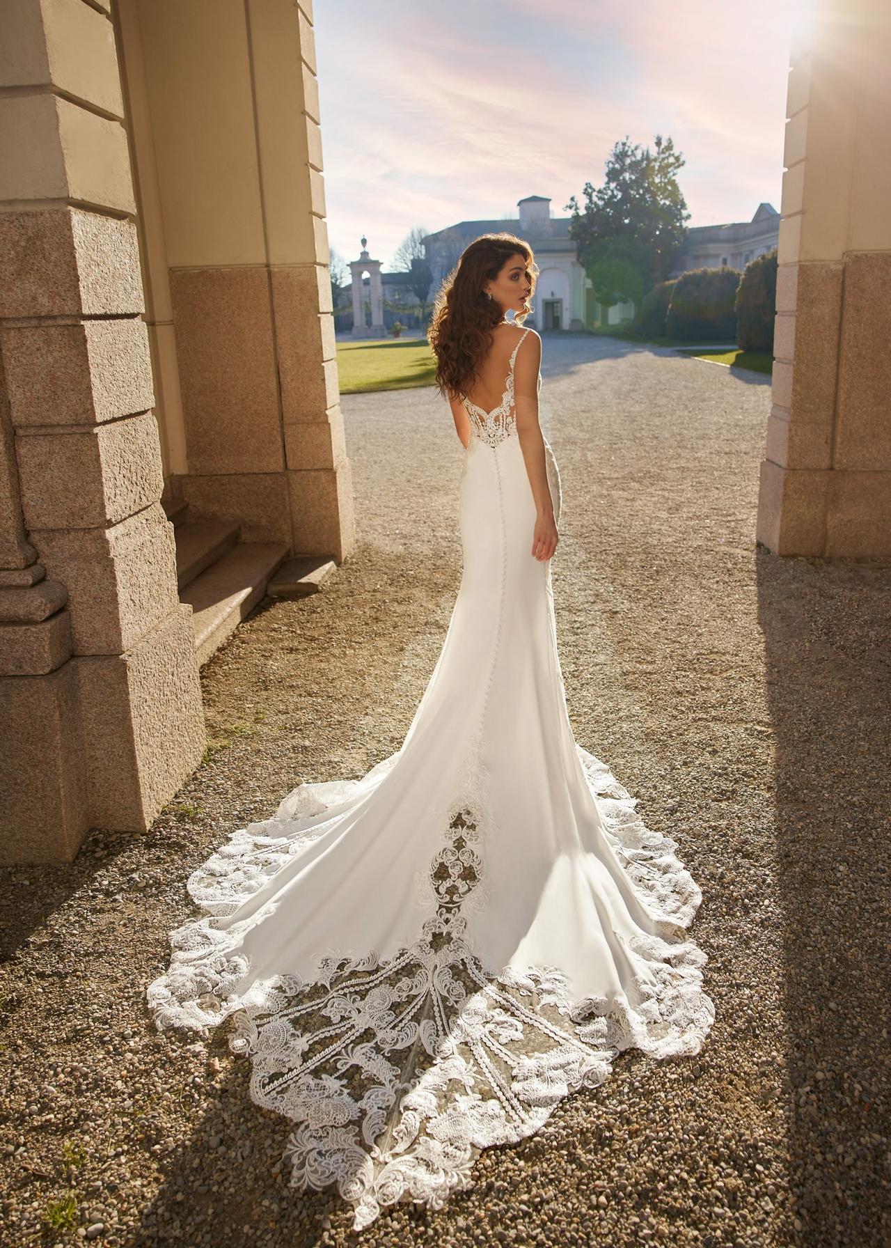 vestido de novia sirena con encaje y cola larga