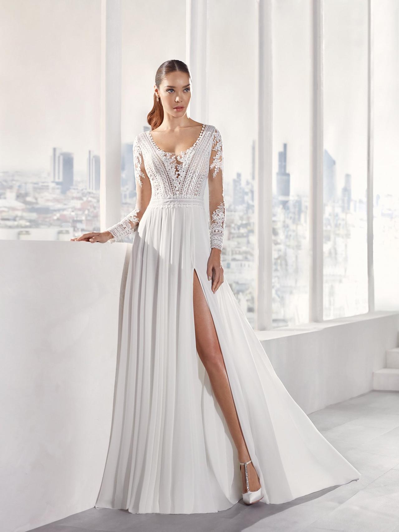 50 vestidos de novia plisados para un look elegante