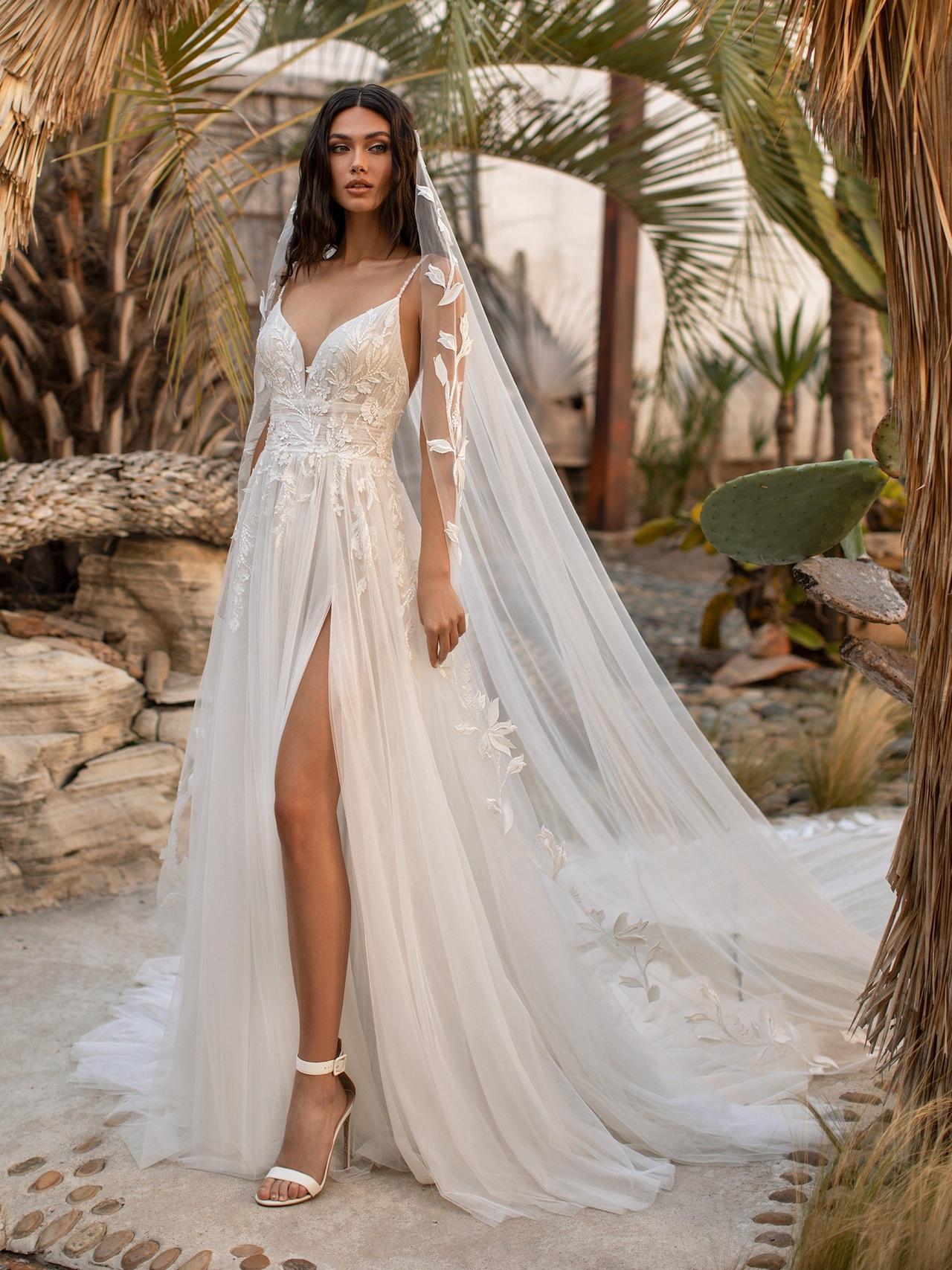 Vestidos de novia con abertura lateral: 40 modelos de alto impacto