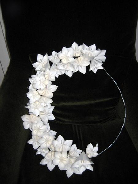 Corona de flores de papel