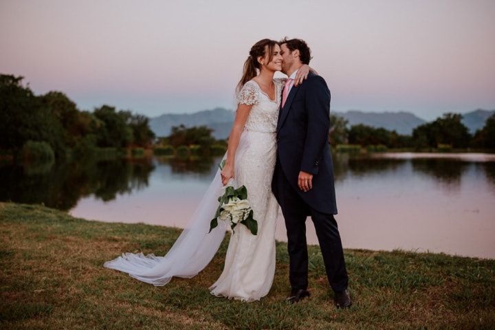 novios abrazados el día de su casamiento