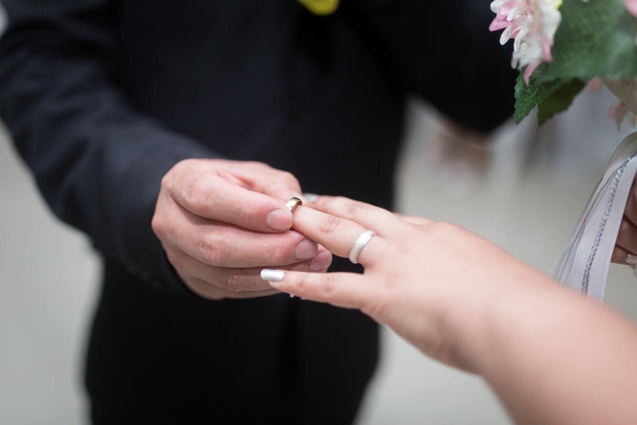 qué dedo el anillo de compromiso y las alianzas de casados?