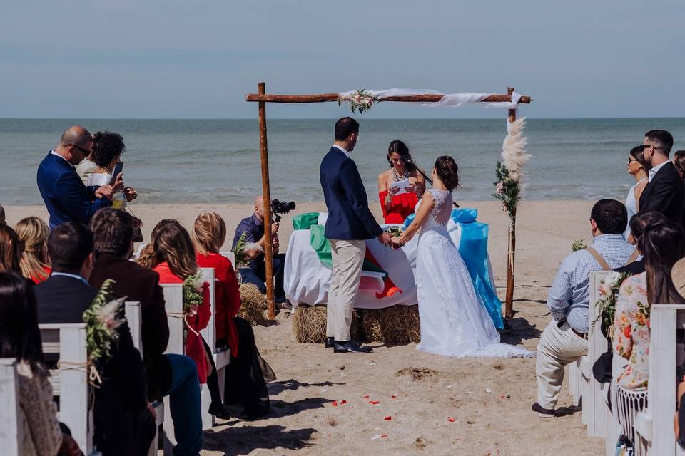 casamiento en la playa entre argentina e italiano