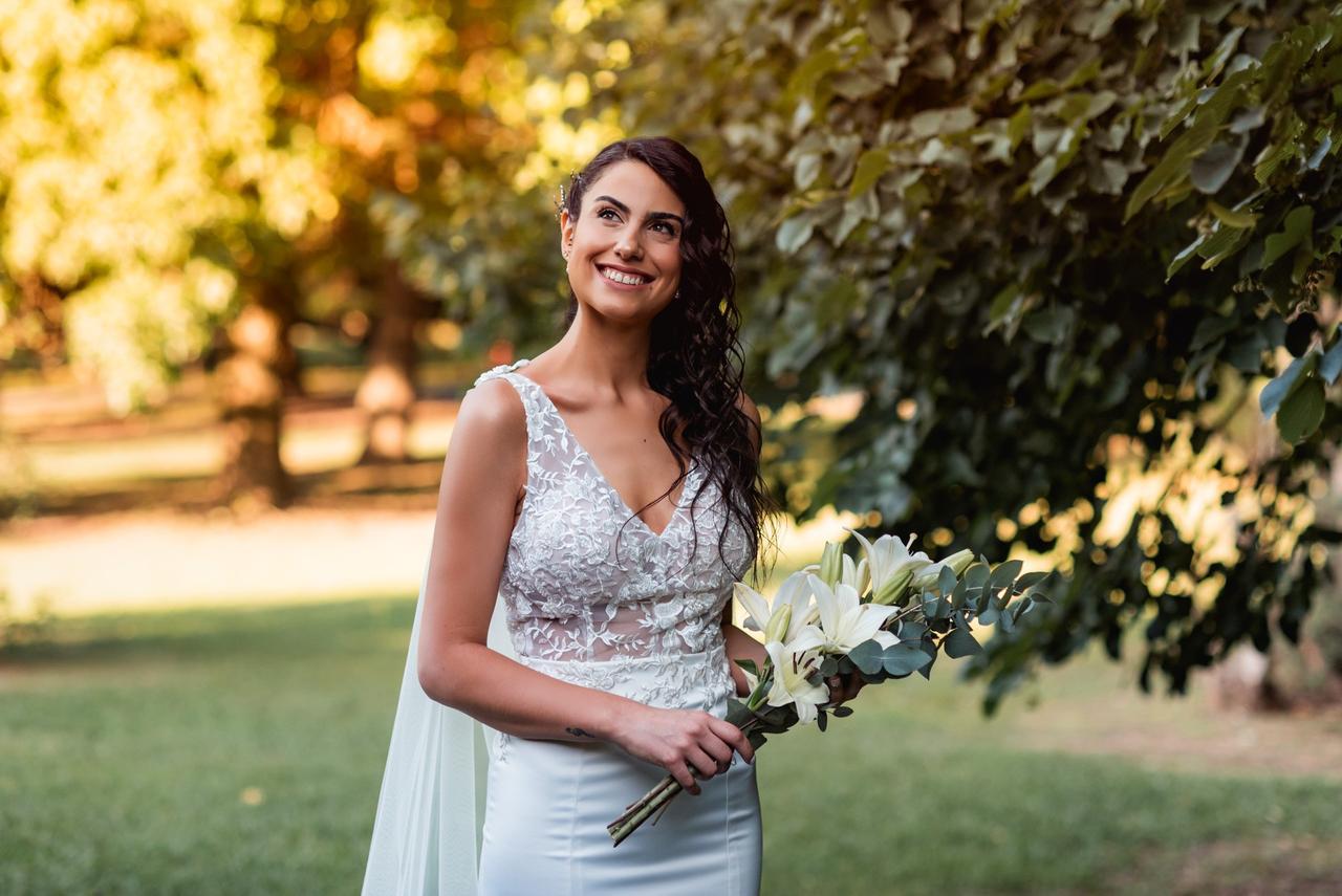 novia el día de su casamiento sosteniendo un ramo