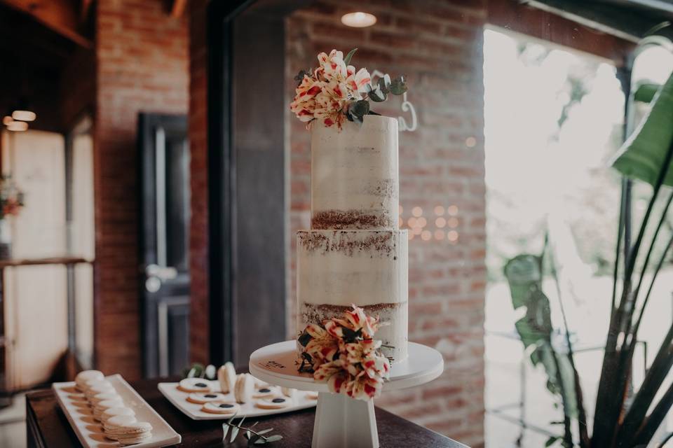 torta de casamiento alta decorada con flores