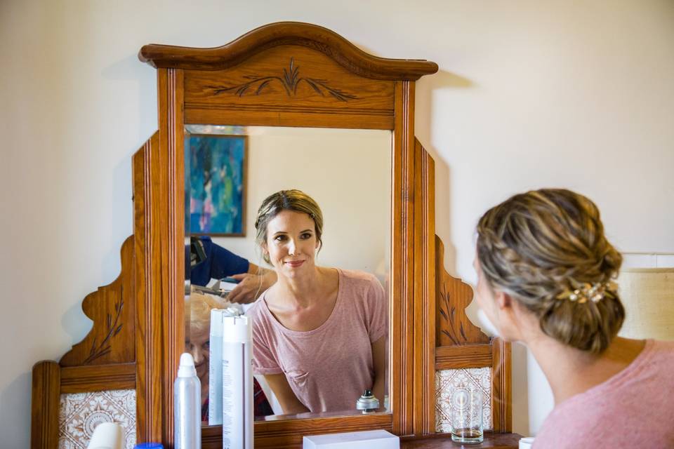 novia prueba peinado espejo
