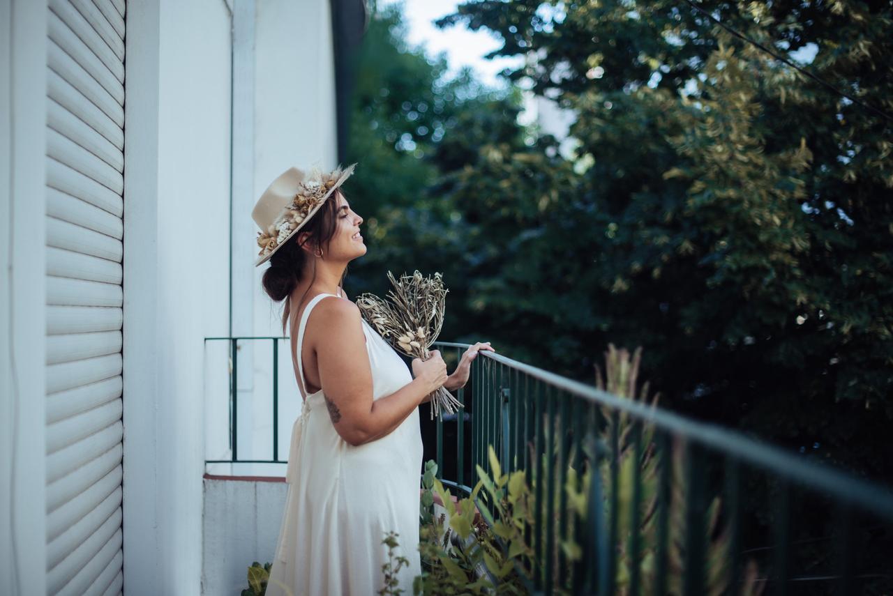 novia estilo boho rústico con ramo de flores secas y sombrero