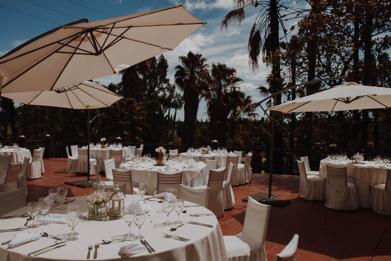quinta casamiento de día sombrillas mesas
