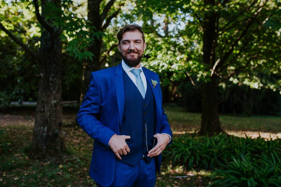 novio con traje azul el día de su casamiento