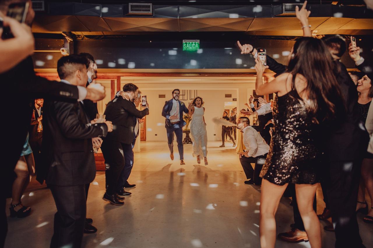 entrada novios al salón fiesta casamiento