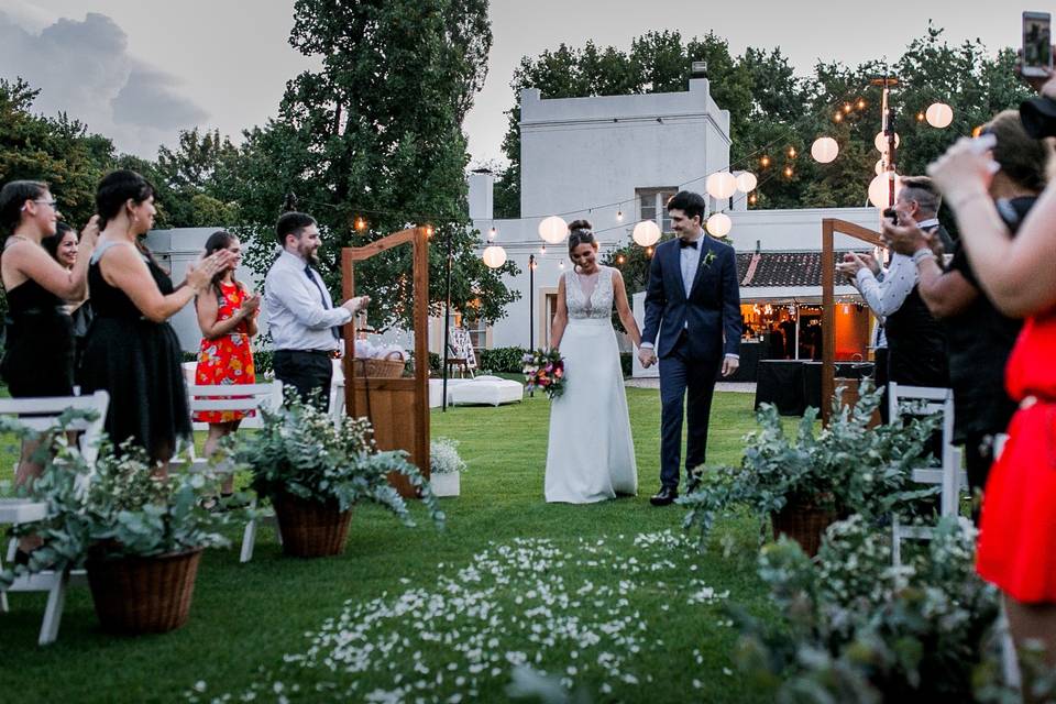 novios entrando juntos a la ceremonia casamiento