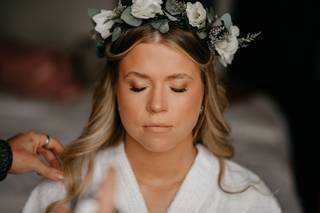 peinado pelo suelto con ondas y corona de flores