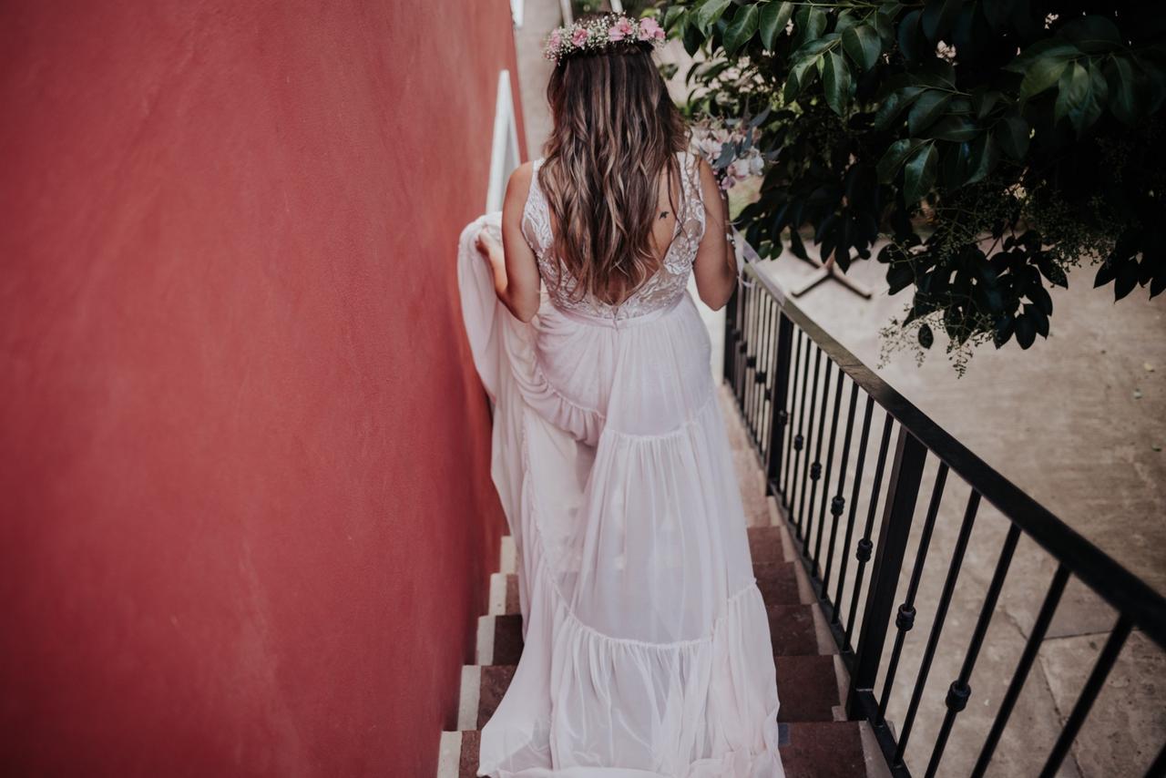 novia bajando por las escaleras con vestido con encaje