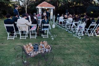 ceremonia de casamiento al aire libre conos para el arroz