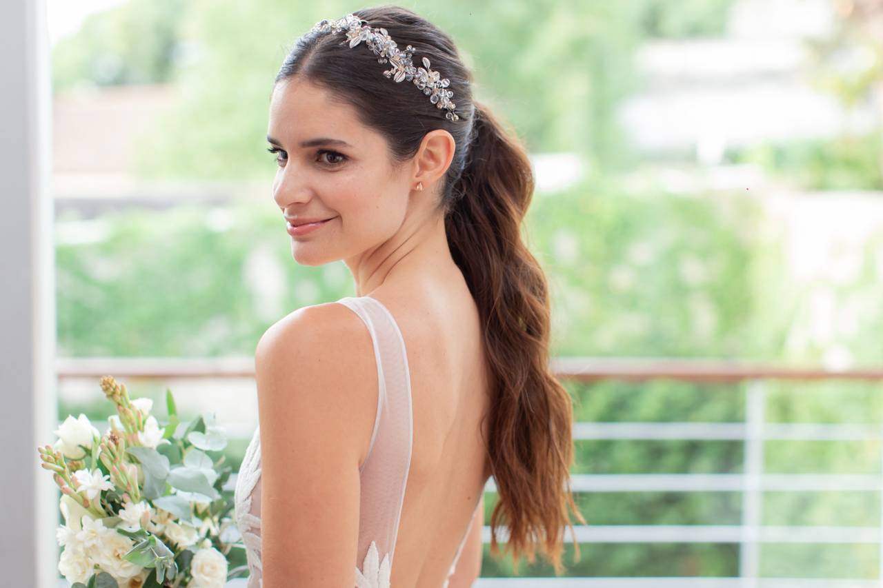 Peinados de novia con cola alta una idea sencilla y natural para tu look