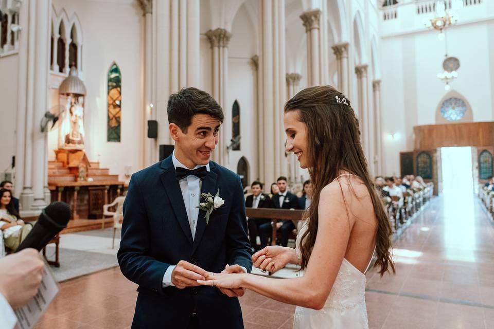novios en el altar casamiento por iglesia