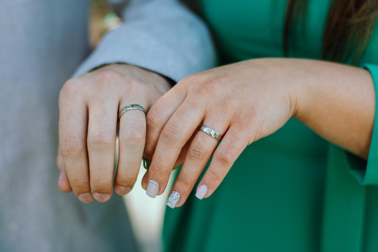 recoger hotel Coherente En qué dedo se ponen el anillo de compromiso y las alianzas de casados?