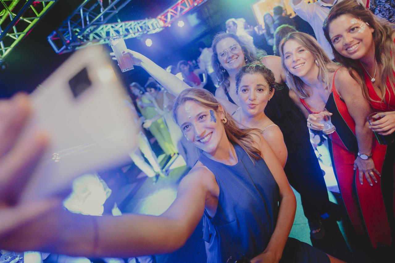amigas de la novia el día del casamiento sacándose una selfie
