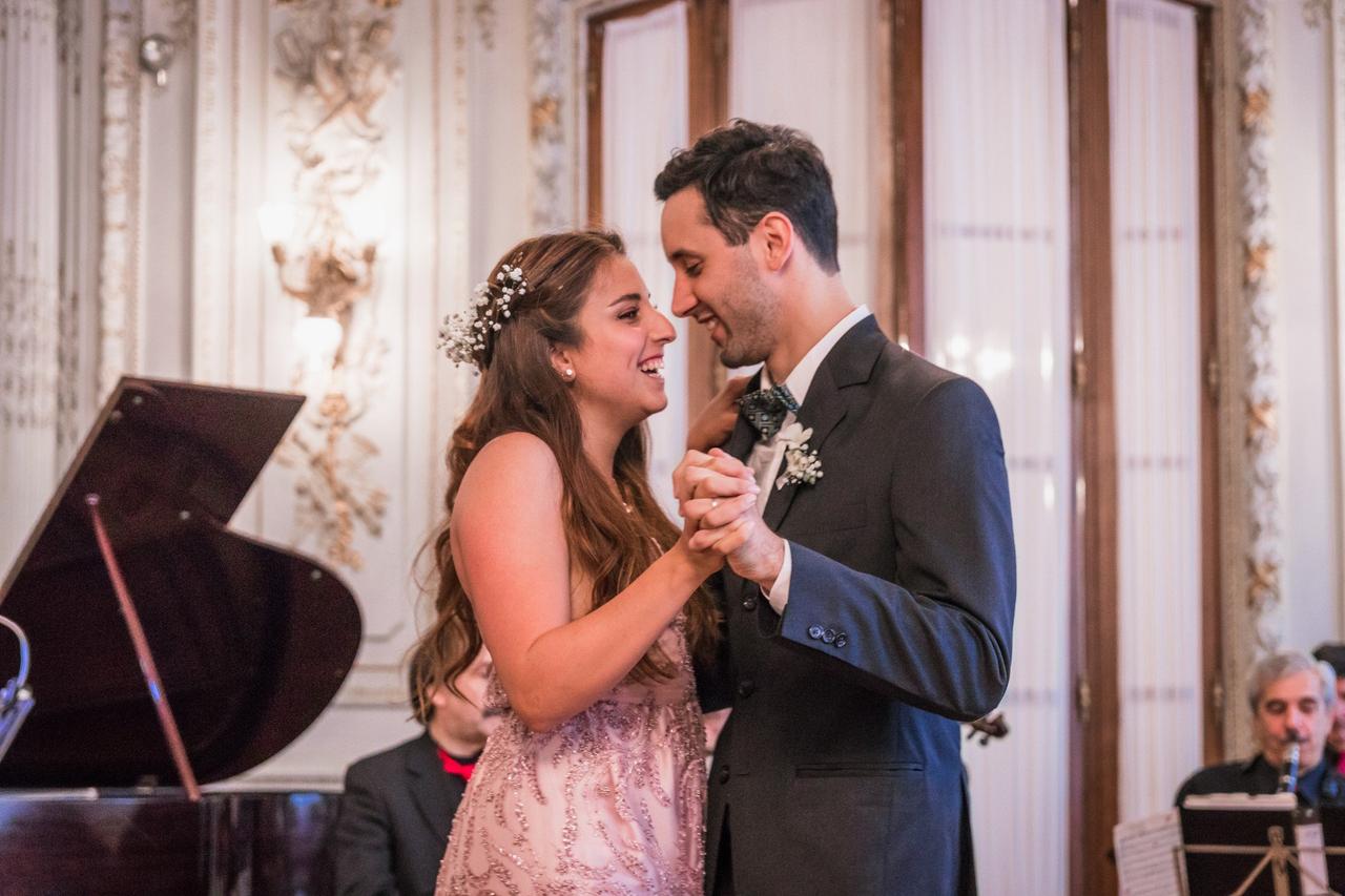 Novia busca impresionar con el vestido más caro y elegante