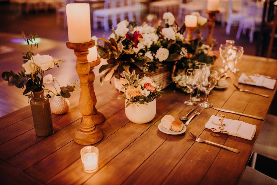 candelabro de madera con vela decoración mesa rústica