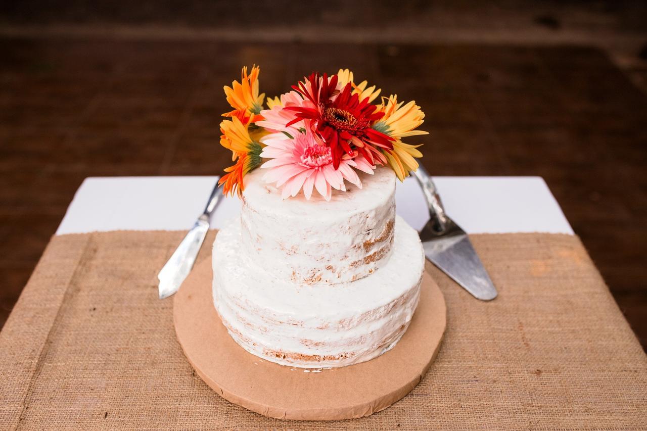 naked cake de casamiento decorada con flores naturales