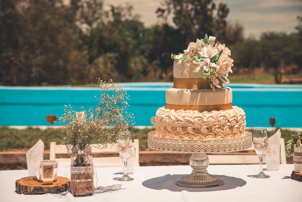 6 ideas para decorar la mesa de la torta del casamiento ¡y que se vea  irresistible!