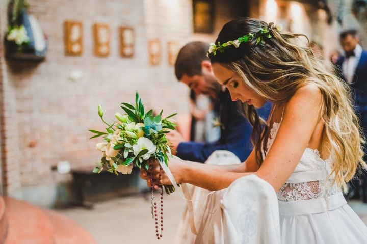 novios en la ceremonia religiosa iglesia