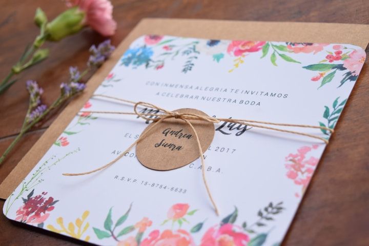 Tarjetas de casamiento con flores: un estilo alegre, relajado y colorido