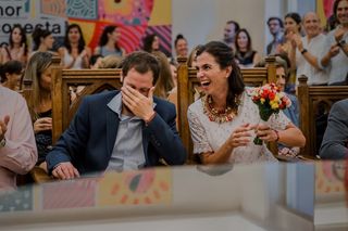 vestido de novia blanco encaje ramo colores