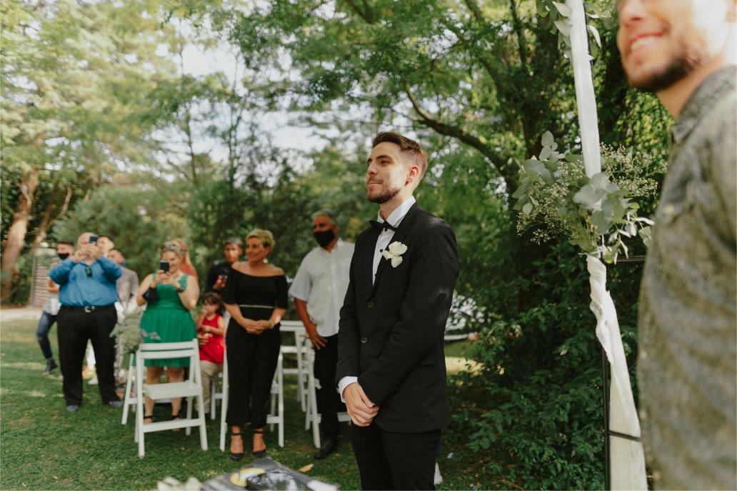 novio esperando a la novia en la ceremonia de casamiento