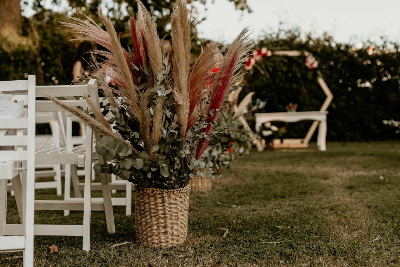 Un camino de pétalos es una linda idea para decorar tu camino al altar.