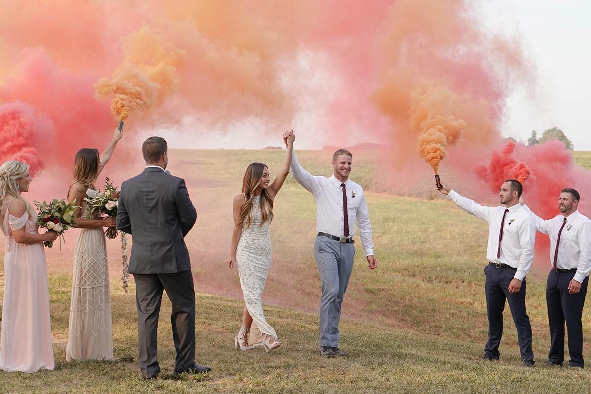 Bengalas de humo para dar color a tu boda - Divinity