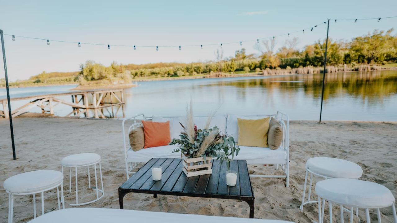 living para casamiento al aire libre mesas y sillas bajas