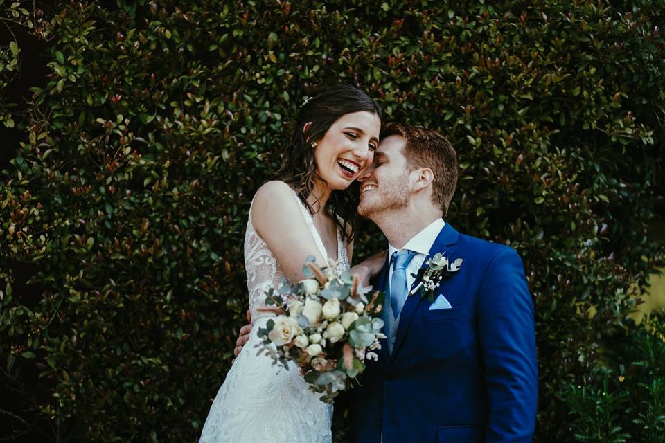 novios abrazados sonriendo el día del casamiento