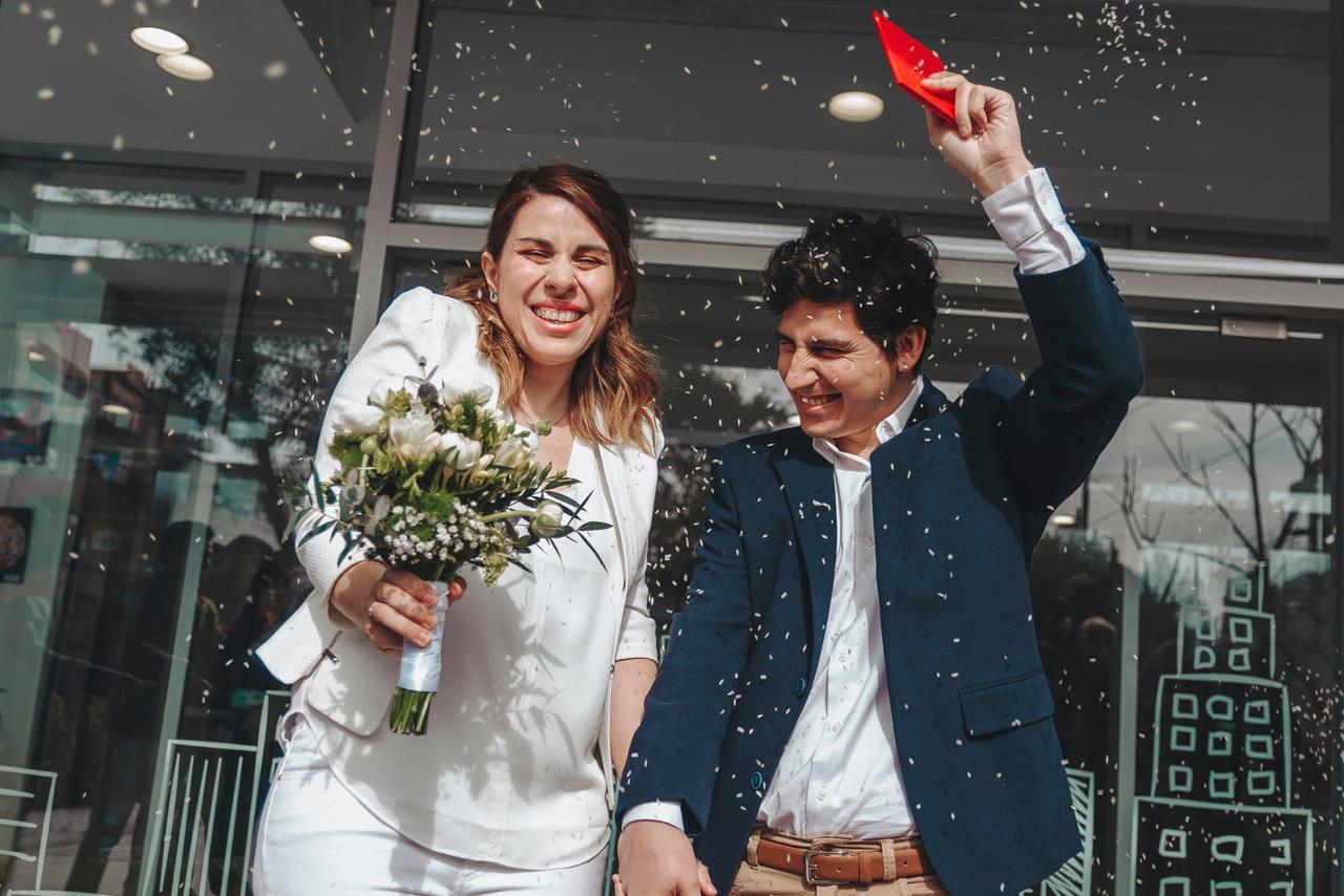 novios saliendo de la ceremonia de casamiento