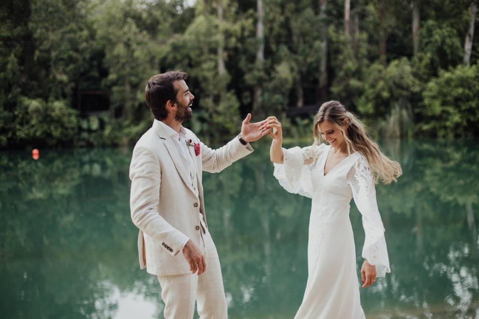 casamiento en la playa traje de novio blanco