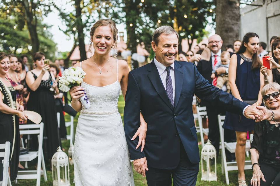 padrino casamiento entrada a la ceremonia con la novia