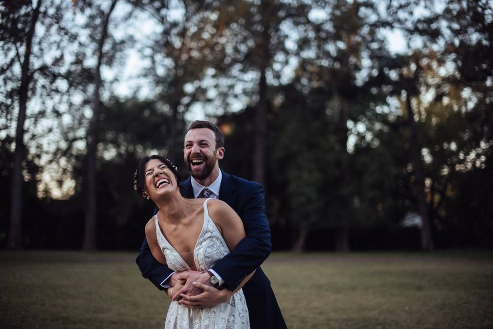 pareja de novio y novia sonriendo