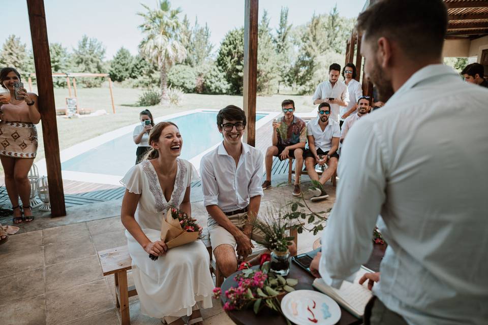 ceremonia civil novios sonriendo