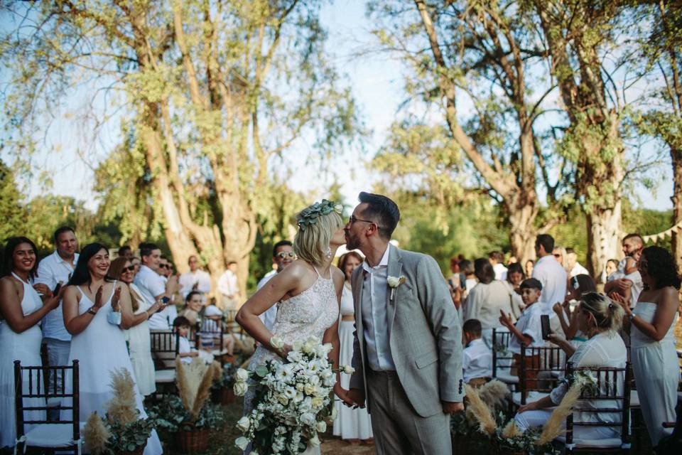 ceremonia casamiento novios con familia y amigos