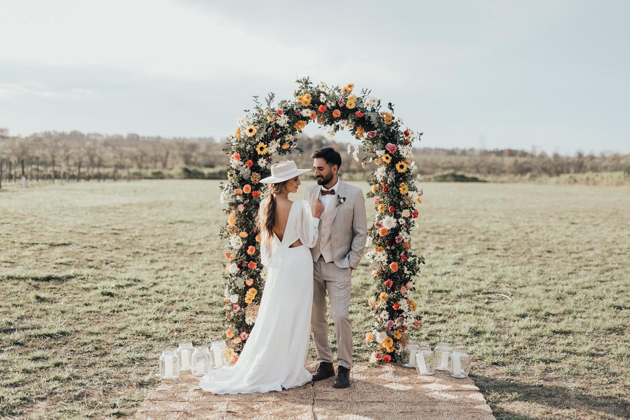 altar casamiento flores novios