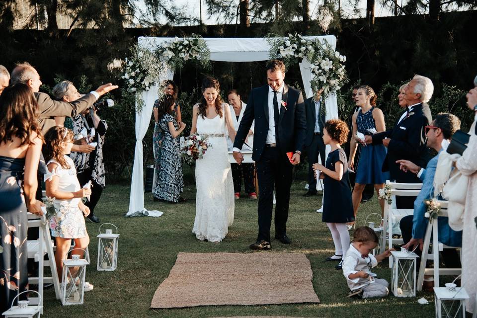 novios saliendo de la ceremonia aire libre