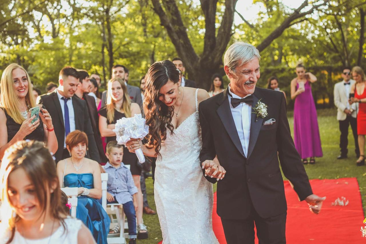 novia entrando a la ceremonia con su papá