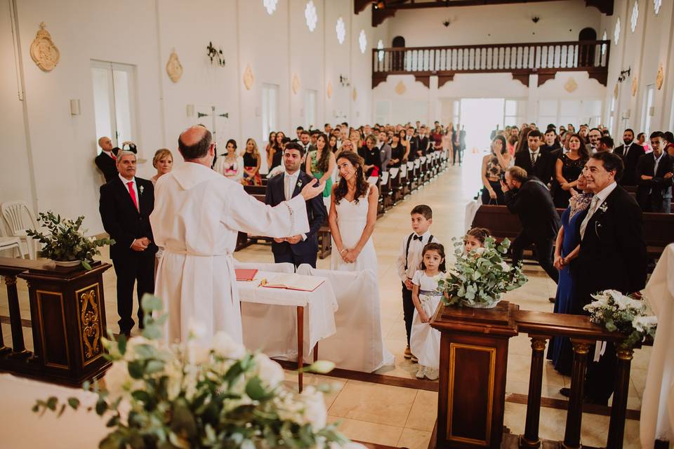 novios en el altar de la iglesia en ceremonia religiosa