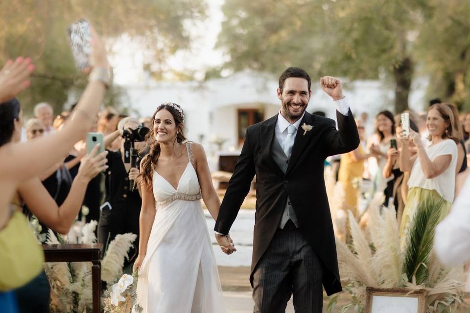 novios saliendo de la ceremonia de casamiento