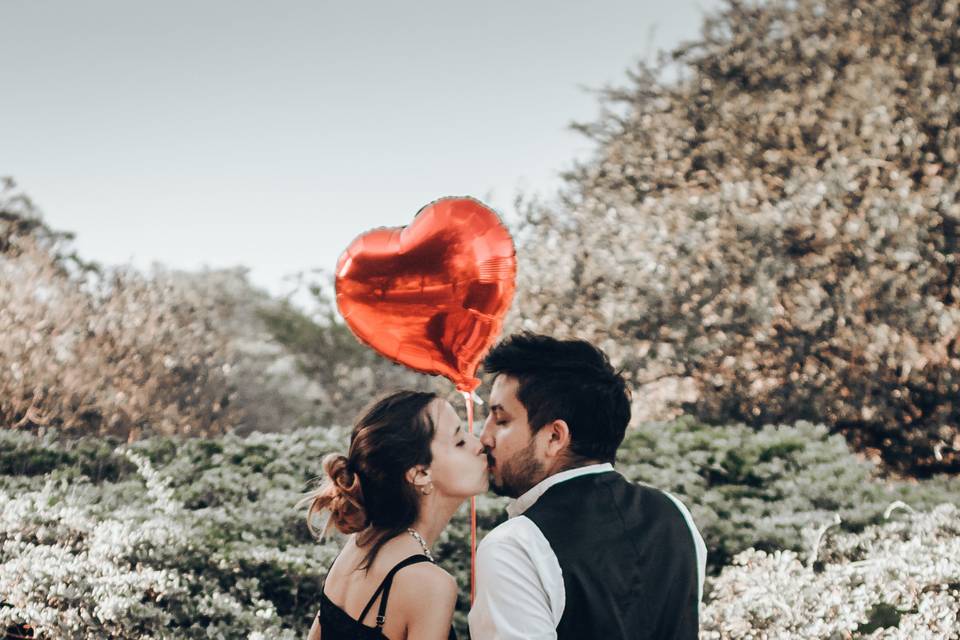 sesión preboda novios globos corazón