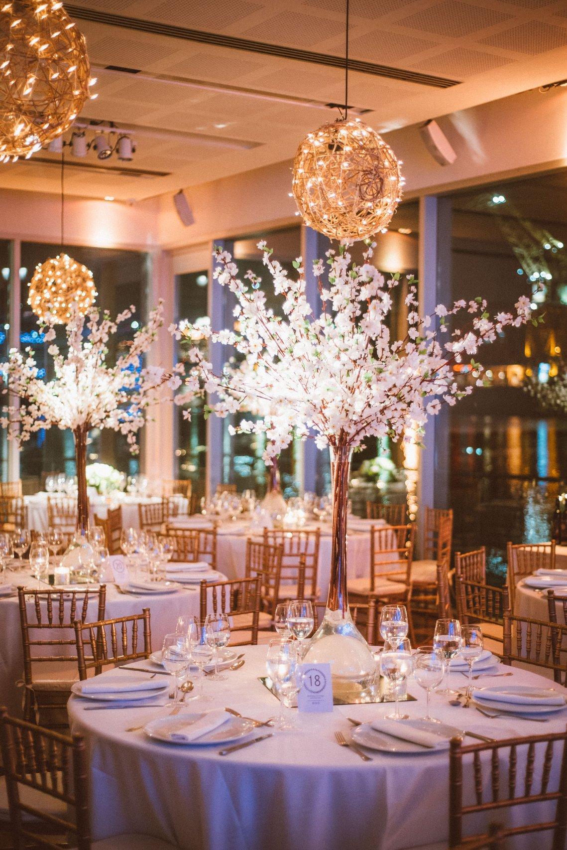 Apúntate a los centros de mesa altos en la decoración de tu boda - Foto 1
