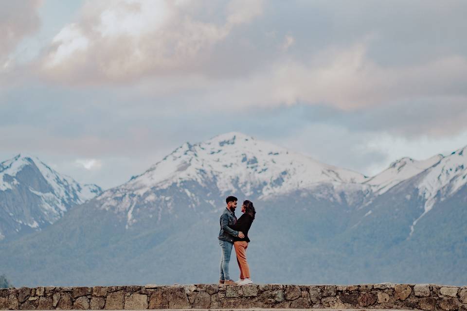 pareja abrazada en Bariloche Argentina