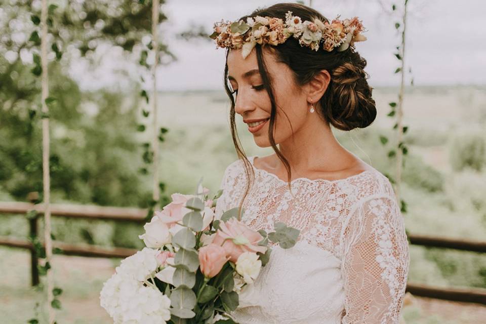 novia con peinado recogido y corona de flores naturales