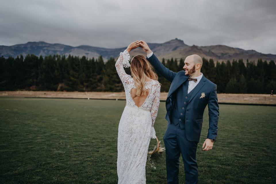 Novios de la mano el día de su casamiento